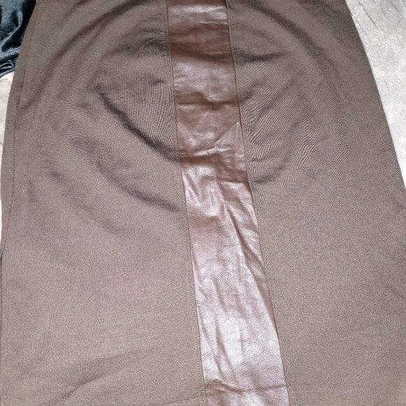 Pencil skirt with faux leather strips on sides - Picture 2 of 4